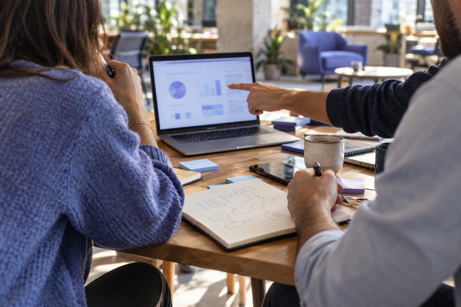 Fondateurs de startup qui préparent leur pitch deck autour d’une table